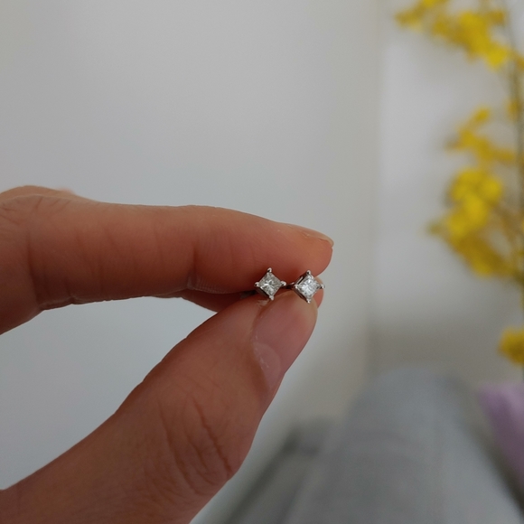 18k white gold diamond solitaire earrings - Picture 2 of 4